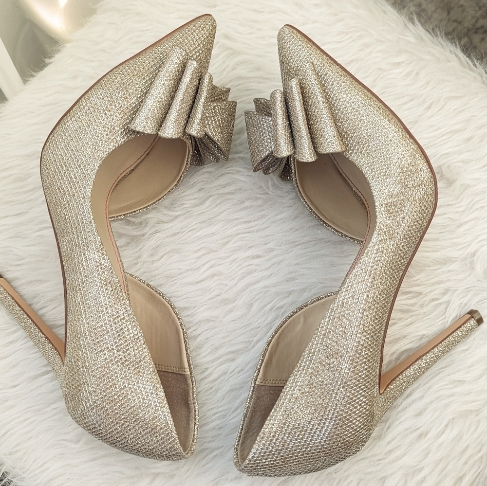BETSY JOHNSON Gold bow heels Size 7.5 M